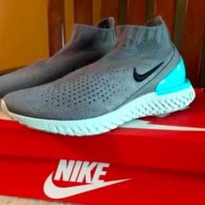 SIZE 9 NIKE RISE REACT FLYKNIT